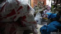 Selain sablon, pekerja menyelesaikan kaos dan berbagai atribut lainnya.