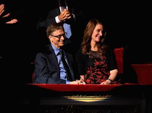 Obama Kalungkan Medali Kehormatan untuk Bill Gates