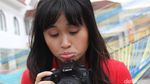 Gritte Agatha Sibuk dengan Kamera Kesayangannya