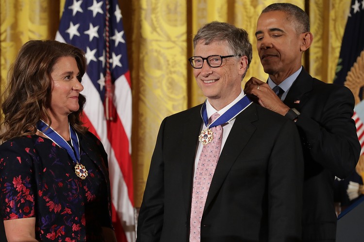 93529922 WASHINGTON, DC - NOVEMBER 22: U.S. President Barack Obama (R) awards the Presidential Medal of Freedom to Microsoft founder Bill Gates (C) and his wife Melinda Gates (L), who have donated billions of dollars globally to promote health and fight poverty, during a ceremony in the East Room of the White House November 22, 2016 in Washington, DC. Obama presented the medal to 19 living and two posthumous pioneers in science, sports, public service, human rights, politics and the arts. (Photo by Chip Somodevilla/Getty Images)