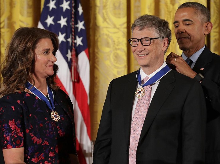 WASHINGTON, DC - NOVEMBER 22:  U.S. President Barack Obama (R) awards the Presidential Medal of Freedom to Microsoft founder Bill Gates (C) and his wife Melinda Gates (L), who have donated billions of dollars globally to promote health and fight poverty, during a ceremony in the East Room of the White House November 22, 2016 in Washington, DC. Obama presented the medal to 19 living and two posthumous pioneers in science, sports, public service, human rights, politics and the arts.  (Photo by Chip Somodevilla/Getty Images)