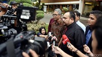 Buni dan kuasa hukumnya memberikan keterangan pers sebelum meninggalkan Polda Metro Jaya.