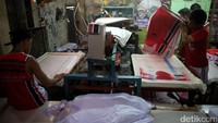 Mesin sablon digital ini mampu menyablon 1 kaos setiap 1 menit.