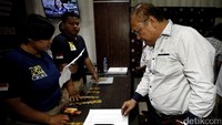 Eggi Sudjana mengisi daftar hadir.