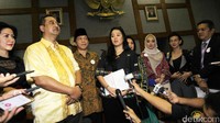 Vena Melinda (kiri) dan Ferdiansyah (dua dari kiri) menyambut kedatangan artis yang tergabung dalam PARFI 56.