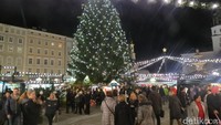 Alun-alun Altstadt menjadi lokasi pasar malam natal paling ramai di Salzburg. Pohon Natal raksasa menjadi dekorasinya (Fitraya/detikTravel)