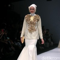 Dian pelangi mengangkat tema koleksinya Gelora Dara di Jakarta Fashion Week 2017. Senayan City. Jakarta. [Foto: Mohammad Abduh/Wolipop]