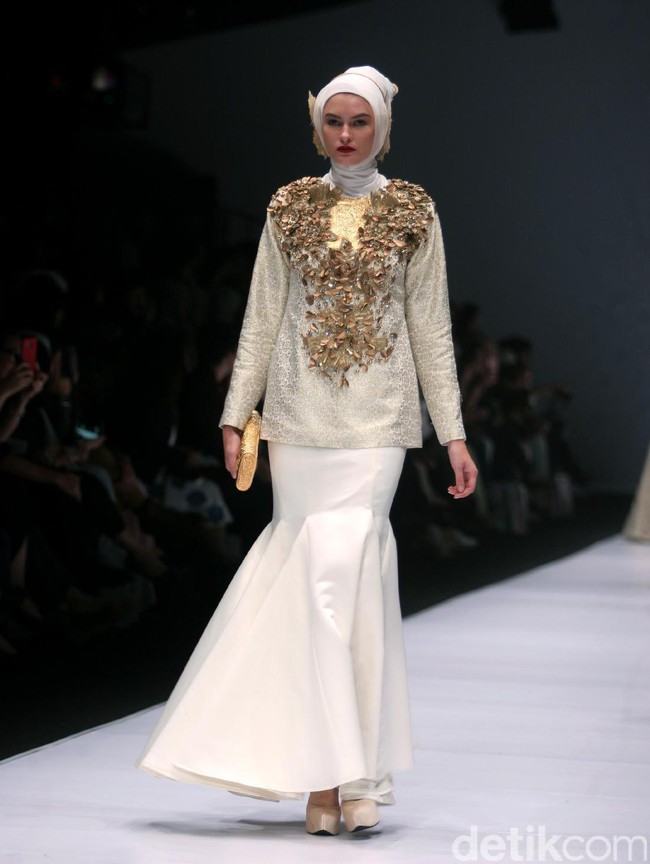 Dian pelangi mengangkat tema koleksinya Gelora Dara di Jakarta Fashion Week 2017. Senayan City. Jakarta. [Foto: Mohammad Abduh/Wolipop]