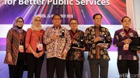 (Ki-ka) Direktur Utama PT Sarana Multi Infrastruktur (SMI) Emma Sri Hartati, Direktur Utama PT Penjaminan Infrastruktur Indonesia (PII) Sinthya Roesly, Menteri Komunikasi dan Informatika Rudiantara, Deputi Sarana dan Prasarana Bappenas Wismana Adi Suryabrata, dan Dirjen Pengelolaan Pembiayaan dan Risiko Kementerian Keuangan Robert Pakpahan menerima plakat Indonesia Public Private Partnership (PPP) Day 2016.
