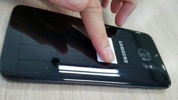 Gambar Galaxy S7 Edge ini sendiri telag beredar luas di China. Menurut informasi, beberapa gambar penampakan ini sengaja dipublikasikan melalui media sosial asal China, yakni Weibo, oleh seorang pegawai Samsung. Foto: dok. Weibo
