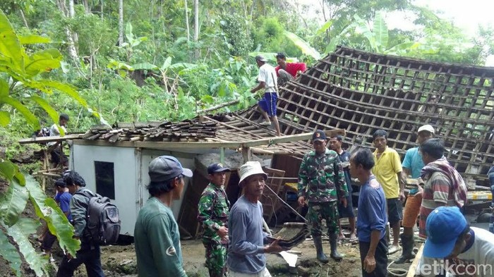 Puluhan Rumah di Pacitan Tertimpa Longsor
