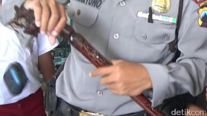 Hendak Tawuran Pakai Senjata Tajam, 2 Anak SD di Semarang Ditangkap Satpam