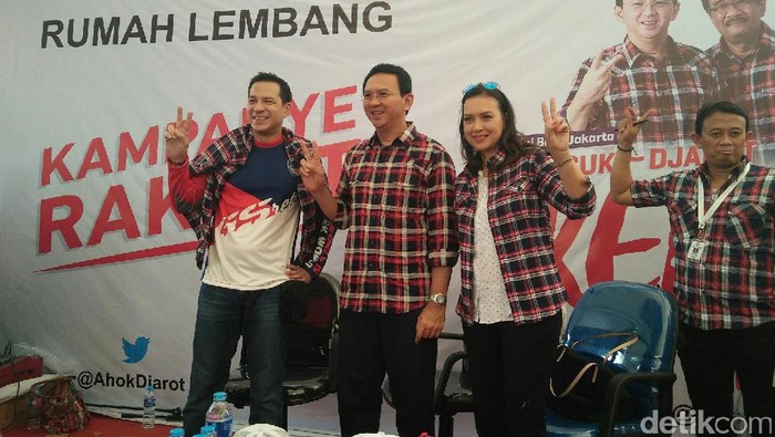 Ari Wibowo dan Memes Dukung Ahok di Rumah Lembang