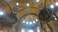Sejak saat itu, traveler bisa melihat lukisan yang menggambarkan Yesus berada berdampingan dengan lafadz Allah dan Muhammad. Inilah harmoni, kedua simbol agama Kristen dan Islam berpadu di dalam satu bangunan yang sama (Rois/detikTravel)