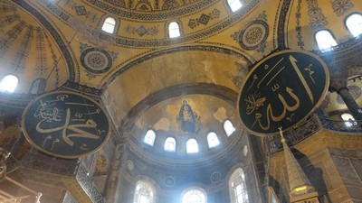 Saat Simbol Agama Islam & Kristen Berdampingan di Hagia Sophia