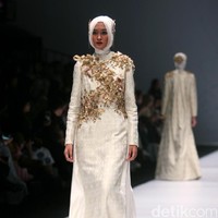 Dian pelangi mengangkat tema koleksinya Gelora Dara di Jakarta Fashion Week 2017. Senayan City. Jakarta. [Foto: Mohammad Abduh/Wolipop]