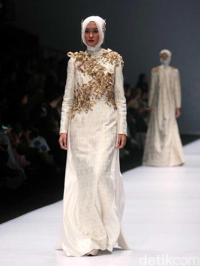 Dian pelangi mengangkat tema koleksinya Gelora Dara di Jakarta Fashion Week 2017. Senayan City. Jakarta. [Foto: Mohammad Abduh/Wolipop]