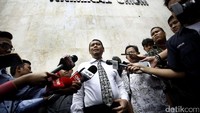 Pak Munarman hari ini tidak bisa hadir memenuhi panggilan itu karena ada kegiatan yang sulit ditinggalkan. Kedua, belum sempat berkonsultasi dengan advokat, ujar kuasa hukum Munarman, Kapitra Ampera.