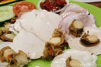 Rodjo: Lezat Menyengat, Ayam dan Bebek Remuk Dicocol Sambal Rawit Merah