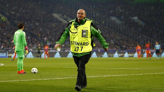 Borussia Mönchengladbach v Manchester City - UEFA Champions League Group Stage - Group C - Stadion im Borussia-Park, Mönchengladbach, Germany - 23/11/16 Steward renmoves a cup from the pitch during the game Reuters / Wolfgang Rattay Livepic EDITORIAL USE ONLY.