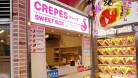 Kalau lapar setelah berkeliling, ada sejumlah toko yang menjual makanan. Misalnya toko crepes ini (Kurnia/detikTravel)