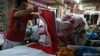 Di tempat ini pekerja menyelesaikan pesanan kaos Pilkada serentak yang datang dari Aceh hingga Papua.