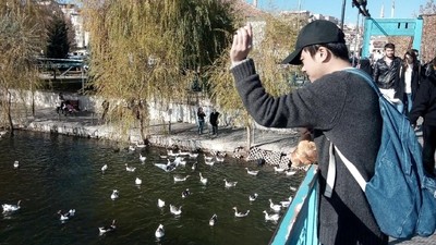Main ke Sungai Terpanjang Turki, Bisa Beri Makan Angsa Lucu