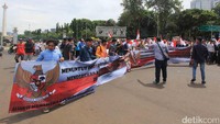 Massa menuntut penegakan hukum terhadap hasutan-hasutan makar karena merusak keharmonisan bangsa serta upaya jahat untuk memecah belah NKRI. 