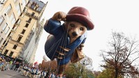 Balon-balon raksasa berbentuk tokoh kartun menjadi hiburan acara tersebut, seperti Paddington. Michael Loccisano/Getty Images/detikFoto.