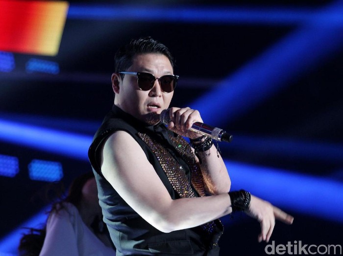 PSY saat tampil di konser Oppo di ICE BSD, Serpong.
