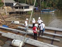 Pakai Rakit, Ini Penampakan PLN Pasang Tiang Listrik Pulau Kecil di Bangka Belitung