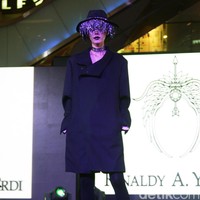 Fashion Show Kolaborasi Karya Caren Delano & Rinaldy A. Yunardi, di Atrium Grand Indonesia. Jakarta. [Foto: Mohammad Abduh/Wolipop]