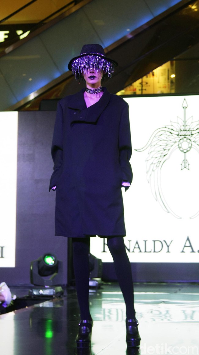 Fashion Show Kolaborasi Karya Caren Delano & Rinaldy A. Yunardi, di Atrium Grand Indonesia. Jakarta. [Foto: Mohammad Abduh/Wolipop]