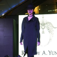 Fashion Show Kolaborasi Karya Caren Delano & Rinaldy A. Yunardi, di Atrium Grand Indonesia. Jakarta. [Foto: Mohammad Abduh/Wolipop]