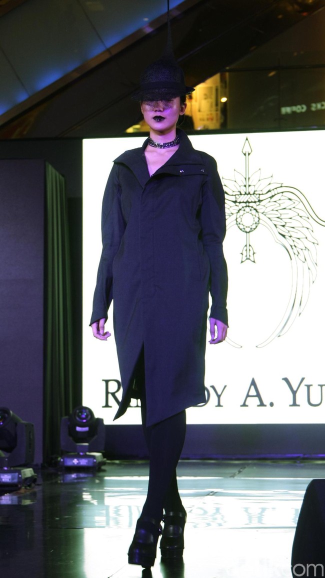 Fashion Show Kolaborasi Karya Caren Delano & Rinaldy A. Yunardi, di Atrium Grand Indonesia. Jakarta. [Foto: Mohammad Abduh/Wolipop]