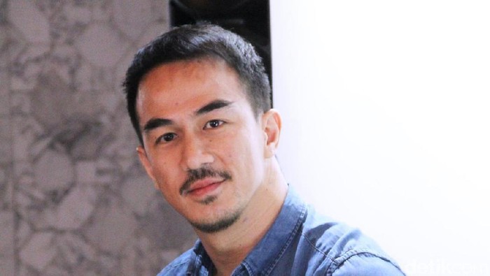 Joe Taslim penuhi asupan air putih dan istirahat yang cukup agar semangat kerja. Foto: Ismail/detikHOT Joe Taslim penuhi asupan air putih dan istirahat yang cukup agar semangat kerja. Foto: Ismail/detikHOT
