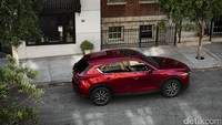 Warnanya memang merah tapi lebih kinclong. Mazda menamakannya Soul Red Crystal dikembangkan melalui teknologi pengecatan Mazda Takuminuri, yang melambangkan desain khas Mazda KODO-Soul of Motion. Warna ini beda dengan warna CX-5 sebelumnya.
