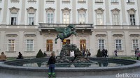 Foto: Di dalam film, anak-anak Von Trapp bernyanyi mengelilingi kolam dengan patung pegasus ini. Kolam dan patungnya masih terlihat bagus hingga sekarang (Faya/detikTravel)