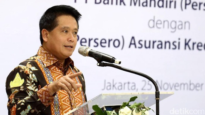 Perjanjian Kerjasama Penjaminan Kredit Mikro

(kika) Direktur Teknik PT Askrindo Mohammad Shaifie Zein, Dirut PT Askrindo Budi Tjahjono, Direktur Distribution Bank Mandiri Hery Gunardi dan Direktur Retail Banking Bank Mandiri Tardi tengah berbincang usai penandatanganan perjanjian kerjasama penjaminan kredit serbaguna mikro (KSM) di Plaza mandiri, Jakarta, Jumat (25/11/2016). Pada kerjasama ini,Askrindo akan memberikan penjaminan KSM atas risiko peristiwa yang menyebabkan debitur tidak dapat memenuhi kewajibannya kepada Bank Mandiri. Pada periode Januari – Oktober 2016, Bank Mandiri telah menyalurkan kredit mikro sebesar Rp30,4 triliun, naik 14,3% secara yoy dimana kontribusi KSM mencapai 28,3% atau Rp. 8,6 triliun. Grandyos Zafna/detikcom