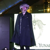 Fashion Show Kolaborasi Karya Caren Delano & Rinaldy A. Yunardi, di Atrium Grand Indonesia. Jakarta. [Foto: Mohammad Abduh/Wolipop]