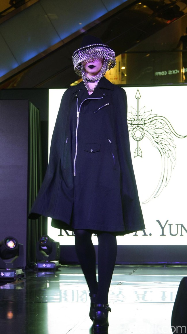 Fashion Show Kolaborasi Karya Caren Delano & Rinaldy A. Yunardi, di Atrium Grand Indonesia. Jakarta. [Foto: Mohammad Abduh/Wolipop]