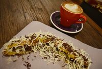 Saudagar Kopi: Hangat Berempah Soto Betawi Lengkap dengan Pisang Keju dan Caramel Macchiato 