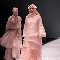 Koleksi Ria Miranda yang mengangkat tema Foresta di Jakarta Fashion Week 2017. Senayan City. Jakarta. [Foto: Mohammad Abduh/Wolipop]