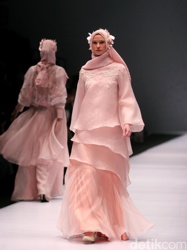 Koleksi Ria Miranda yang mengangkat tema Foresta di Jakarta Fashion Week 2017. Senayan City. Jakarta. [Foto: Mohammad Abduh/Wolipop]