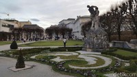 Foto: Mirabell Garden memang cukup besar, sekitar 4 kali lapangan bola. Ada rumput-rumput dan bunga yang ditata, serta patung-patung bergaya Yunani yaitu Aeneas, Hercules, Paris and Pluto (Faya/detikTravel)