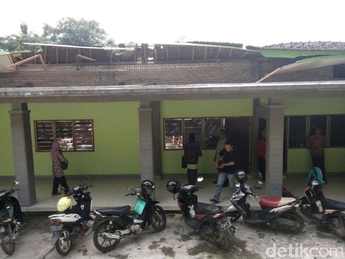 Aula KUA di Jember Roboh saat Dipakai Latihan Paduan Suara