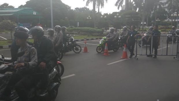 Polisi bergelombang memasuki gedung parlemen.