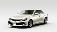 Mark X terbaru ini juga dibekali beberapa komponen yang membuatnya lebih responsif saat menyetir, grip, dan kenyamanan berkendara. Yang paling signifikan adalah tambahan fitur Toyota Safety Sense P di semua varian. Perangkat keamanan itu termasuk kamera depan yang bisa mendeteksi kendaraan dan pejalan kaki untuk mencegah tabrakan.