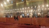 Pembatas antara laki-laki dan wanita juga dapat ditemui di dalam masjid. Tak sedikit wisatawan yang datang (Rois/detikTravel)