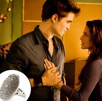 Saat Robert Pattinson tampil di film Twilight: Breaking Dawn tak ada yang menyadari bahwa dia sebenarnya menggunakan wig. Lantaran ia sudah berubah gaya rambut menjadi skin-head. Foto: Dok. Lionsgate